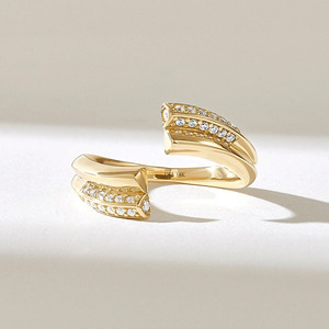 Anillo Abierto de Oro Amarillo con Doble Flecha y Diamante Cultivado en Laboratorio - Product Image 1