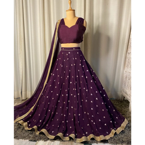 ชุดเลเฮนกาผ้าฝ้ายหรูหราสีม่วงไวน์ พร้อมขอบสีทอง ชุดเจ้าสาวและชุดแต่งงานแบบดั้งเดิม ชานียา โจลี - Product Image 2