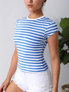 T-shirt tricoté à manches courtes rayé, col rond, coupe ajustée, haut décontracté bleu et blanc - Product Image 4