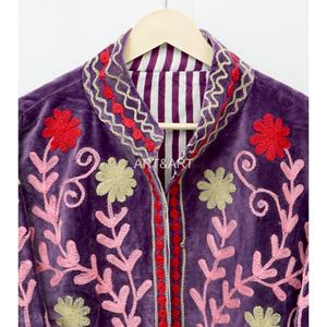 Veste en velours tricoté brodée à la main ART&ART, col rond, manches longues, motif floral, écologique, 100% coton - Product Image 6