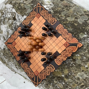 Juego de Mesa Tafl de Madera Hecho a Mano con Intrincados Grabados Celticos en el Borde y Piezas de Madera, Estrategia Vikinga Tradicional para Divertirse - Product Image 3