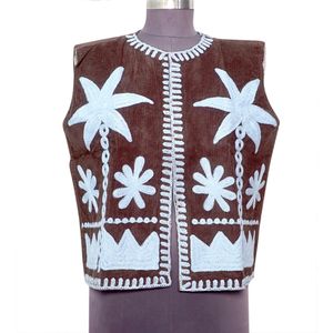 Chaleco Bordado Floral Único, Ecológico, para Invierno, Forro Cómodo, Chaqueta de Algodón Suzani de Inspiración Vintage para Mujer - Product Image 1