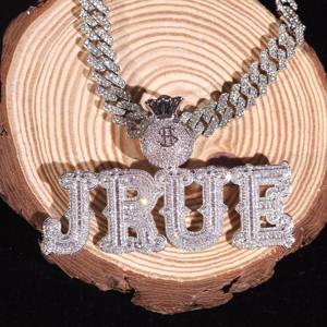 Colgante de letra personalizado con nombre, estilo Hip Hop, con diseño de bolsa de dinero 'Icy', de plata 925, con moissanita y cadena cubana, con incrustaciones de moissanita de corte brillante. - Product Image 1