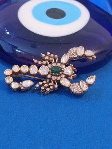 เข็มกลัดรูปแมลงชุบทองประดับคริสตัลไรน์สโตนทรงมรกตสีเขียวจาก Amaira Jewels ของขวัญสำหรับทุกเพศ ใช้เป็นเครื่องประดับแฟชั่น - Product Image 2
