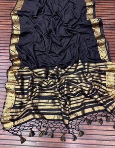 Sari de lujo de color liso en crepé Khaddi con borde jacquard y detalles de borlas Fumka - Product Image 2