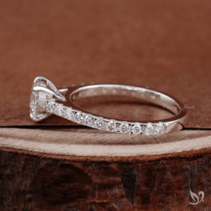 Élégante bague de fiançailles et de mariage intemporelle en or blanc 10K avec diamant de laboratoire brillant 1,00 carat, sertie pavé style cathédrale, certifiée IGI - Product Image 2