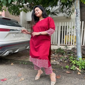 Conjunto de Kurta y Pantalón VASTRA COTTAGE Rosa con Bordado, Mangas Tres Cuartos, Traje Étnico Elegante para Mujer - Product Image 4