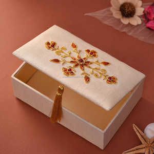 Boîte à bijoux de luxe gravée en forme de papillon avec fermeture magnétique, organisateur de rangement pour cadeaux de mariage, boîte à bagues à pompon personnalisée - Product Image 4