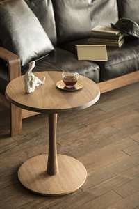 Table d'appoint en bois artisanale traditionnelle reflétant les techniques de menuiserie héritées et l'attrait d'un design intemporel - Product Image 2