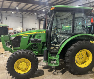 Tracteur agricole à roues JOHN DEEREE 5067E, moteur diesel 67 CV avec système de boîte de vitesses robuste et pompe hydraulique de levage de 3000 kg - Product Image 1