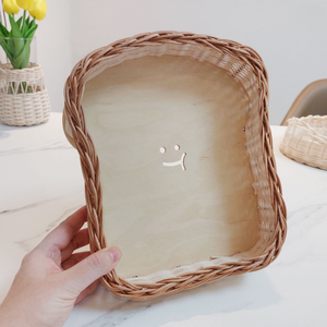 Plateau à pain en rotin tressé naturel avec visage souriant, idéal pour servir, organiser et décorer la maison, la cuisine ou le bureau. - Product Image 1