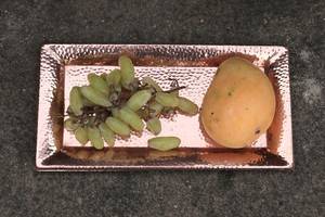 La résistance à la chaleur permet aux plateaux de service et décoratifs en cuivre martelé de contenir en toute sécurité des casseroles, des poêles et des bouilloires chaudes. - Product Image 4