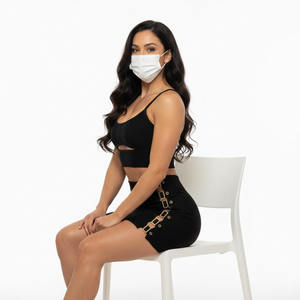 Ensemble de jupes personnalisées OEM de qualité supérieure pour femmes, comprenant un crop top à capuche avec impression de logo décontractée, idéal pour l'hiver. - Product Image 1