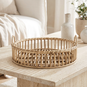 Plateau de service rustique en rotin naturel à lattes verticales ouvertes avec poignées latérales pour tables basses, disponible à prix de gros. - Product Image 1