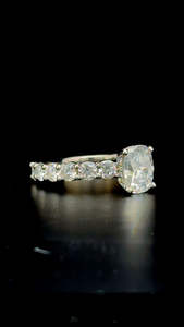 4.88CTW Anillo de corte de cojín de moissanita con acentos redondos laterales Anillo de Bodas de compromiso de Plata de Ley 925 chapado en oro para regalo - Product Image 3