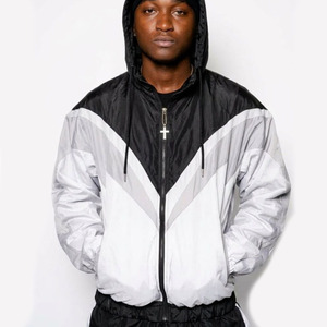 Fabricant de vêtements Streetwear : Survêtement coupe-vent personnalisé avec accent rayé géométrique contrastant, veste en nylon premium et pantalon ample - Product Image 2