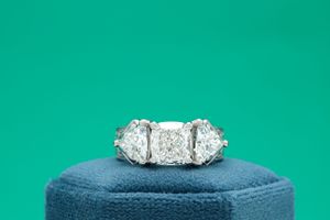 Bague de fiançailles de luxe en moissanite taille coussin à trois pierres, avec pierres latérales taille trilune, style diamant, bijoux hip-hop - Product Image 2