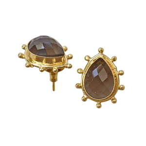 Pendientes de tuerca clásicos geométricos de cuarzo ahumado con engaste de latón chapado en oro, hechos a mano, para aniversario, de gran impacto. - Product Image 4