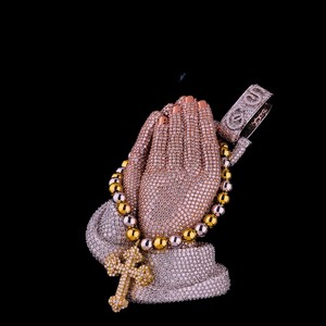 Collier pendentif en argent 925 plaqué or rose avec croix chrétienne et mains en prière, orné de moissanite, style hip-hop tendance - Product Image 1