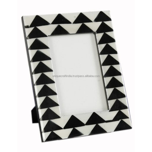Marco de Fotos de Madera Hecho a Mano con Incrustaciones de Resina de Cebra en Blanco y Negro, Decoración de Mesa Moderna y Contemporánea - Product Image 4