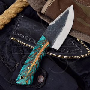 Cuchillo de caza hecho a mano con acero de Damasco y mango de piña con diseño de plumas - Product Image 4