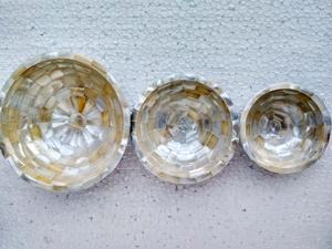 Ensemble de bol à chocolat rond en nacre artisanal indien de différentes tailles Base en résine écologique pour décor de table de fête - Product Image 2