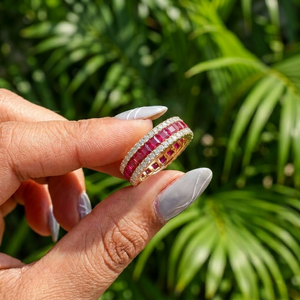 Bague d'éternité de luxe en or 14 carats avec diamants taille princesse de 2 mm et pierres latérales de haute qualité – Bijoux personnalisés - Product Image 1