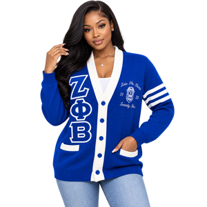 Suéter Cárdigan Zeta Phi Beta para Mujer, Azul Rey con Ribete Crema, Manga con Rayas Universitarias, Letras Griegas Bordadas, Escudo 1920 - Product Image 1