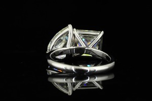 Anillo de Moissanita con Corte Esmeralda en Oro Blanco, Engaste Geométrico de Garras, Anillo de Compromiso para Mujer, Joyería de Estilo Clásico - Product Image 4