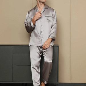 Ensemble de pyjama à manches longues de haute qualité pour hommes, design unique, tenue de nuit ample pour hommes, en vente en ligne - Product Image 1