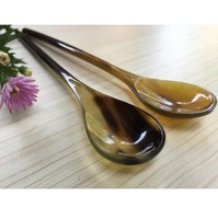 Ensemble de couverts artisanaux en résine vintage poli miroir pour table à manger ou service, par UO