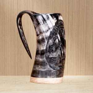 Auténtica Jarra de Cuerno de Buey Hecha a Mano, Estilo Vikingo, con Asa - Product Image 4