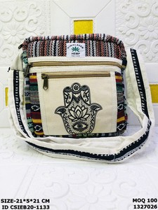 Bolso Bandolera de Algodón Hecho a Mano con Parche de Lona Estampado, Bolso Boho Ecológico de Craftstages International - Product Image 4