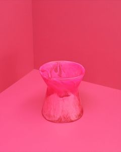 Vase à fleurs en résine de luxe aux motifs de dinosaures nordiques, de forme et de taille personnalisées, fait main en couleur rouge par The Handmade Collection - Product Image 3