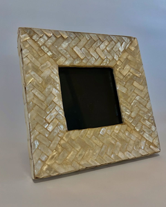 Cadre photo en résine de luxe haut de gamme avec un design artisanal sophistiqué pour la décoration intérieure - Product Image 1