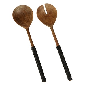 Pince à salade rustique en bois avec poignée en cuir tressé, bois foncé naturel, ensemble de service de cuisine, vente en gros pour restaurants et cafés - Product Image 1