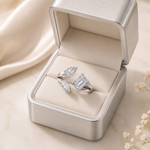 Anillo de Diseño Floral de Lujo con Diamantes Cultivados en Laboratorio con Corte Esmeralda, Chapado en Oro, Plata de Ley 925, Certificado IGI, Joyería Fina - Product Image 2