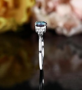 Bague de fiançailles et de mariage en alexandrite taille ronde, argent sterling 925, pierre précieuse de luxe à changement de couleur, bijou de mariée vintage, cadeau pour elle - Product Image 6