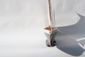 Modelo de Barco de Vela de Madera Hecho a Mano - Clásico Velero Americano con Acabado Pintado, Modelo a Escala de Yate para Decoración del Hogar, Estilo Puritano - Product Image 2