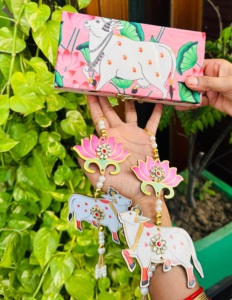Hermosa Caja de Regalo Hecha a Mano de Estilo Bohemio, de Plata Alemana Ecológica, con Diseño de Vaca Colgante, Decorativa y de Lujo, para Festivales y Bodas - Product Image 3