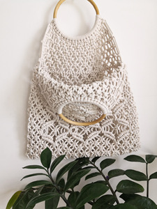 Pochette en macramé à nœuds géométriques, faite à la main, durable, pliable, taille personnalisée avec poignée en bois - Product Image 2