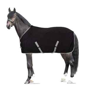 Couverture pour cheval en tissu Oxford noir avec doublure en polaire, 2 sangles de fixation, rabat de queue moyen, pour toutes les saisons, utilisation en extérieur - Product Image 1