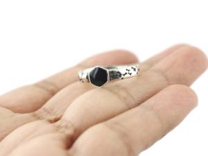 แหวนเงินแท้ 925 รูปหกเหลี่ยมเคลือบสีดำสำหรับคุณแม่ - Product Image 6