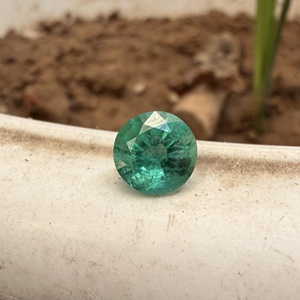 Émeraude zambienne de luxe 2,19 carats, vert brillant, ronde, pierre précieuse non montée pour la création de bijoux haut de gamme sur mesure - Product Image 1