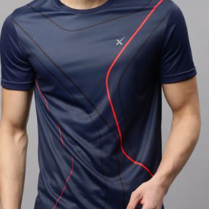 เสื้อเจอร์ซีย์แขนสั้นแบบซับลิเมชั่นสำหรับผู้ชาย ระบายอากาศได้ดีและดีไซน์ทันสมัย—พื้นสีขาวสะอาดตาพร้อมเส้นโค้งสีดำและสีส้มที่โดดเด่น - Product Image 2