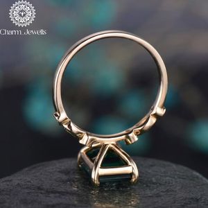 Bague de fiançailles Charm_Jewells pour femme en moissanite taille émeraude, monture à griffes en or 18 carats, design géométrique classique - Product Image 3