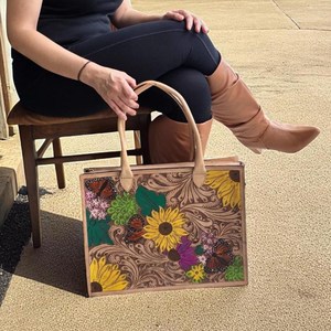 Bolso Tote de Cuero Repujado con Diseño Floral Hecho a Mano para Mujer, Bolso de Hombro de Cuero Genuino Pintado a Mano - Product Image 4