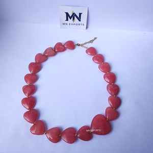 Le collier en résine en forme de cœur est un mélange parfait d'amour, d'art et de style moderne. Fabriqué avec des résines artisanales de qualité supérieure - Product Image 4