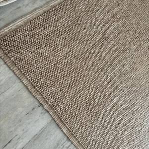 Tapis artisanal tissé à la main en laine avec bordure en boucle, antidérapant, adapté aux animaux domestiques, style scandinave, couleur unie, poils moyens, pour usage domestique - Product Image 1