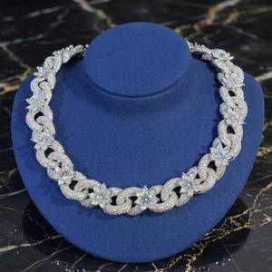 Collier Hip Hop bicolore en moissanite et diamant, chaîne cubaine à maillons floraux sertie de pierres, pour hommes, disponible à la vente - Product Image 1